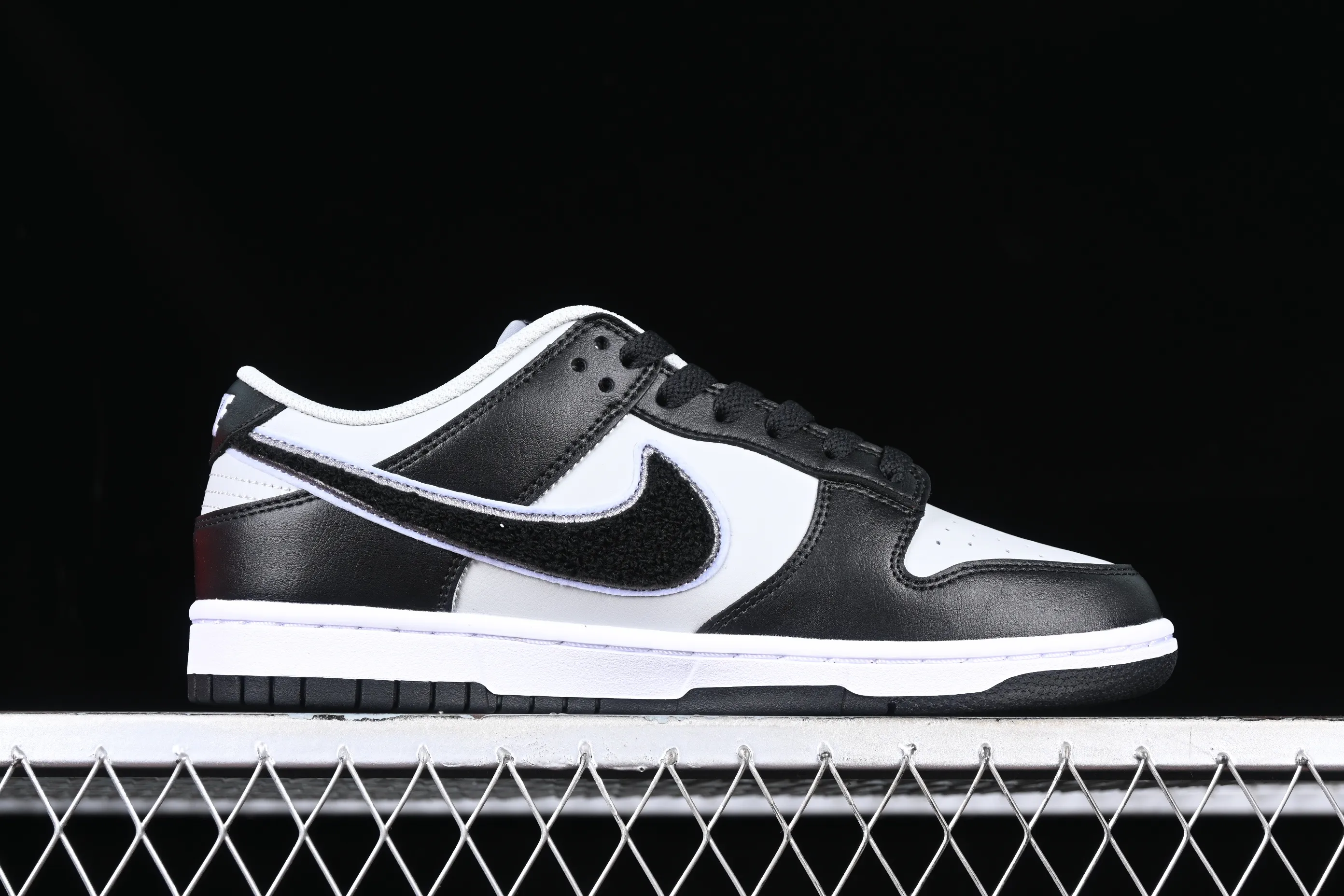 All categories Nk SB Dunk series Nk SB Dunk Low low-top sneakers Nk Dunk Low "Chenille" plush black hook SB low-top sports and leisure sneakers DQ7683-001